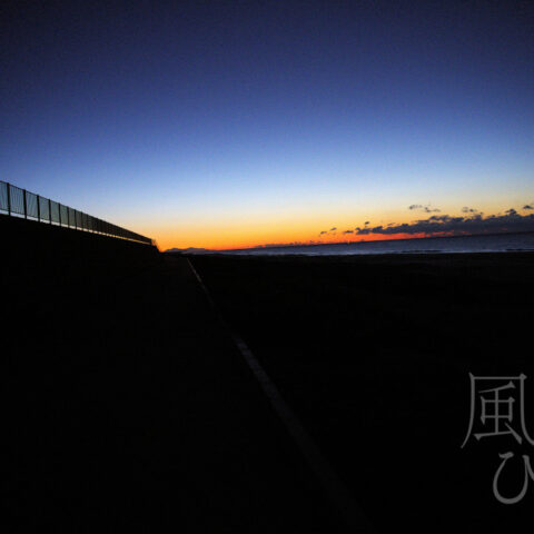 小松 アツヒト「群青に茜射す」