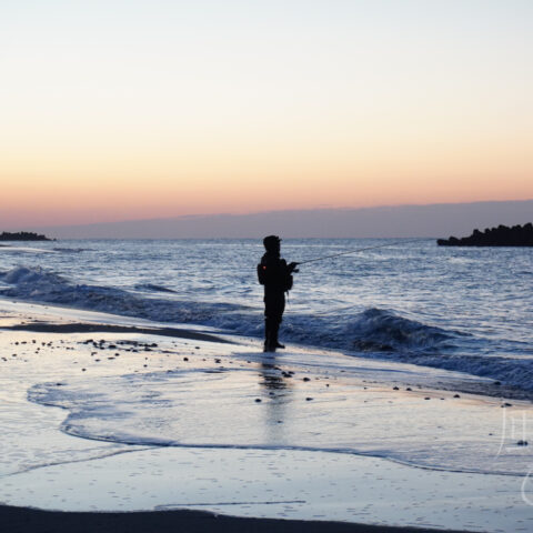 小松 アツヒト「夜明け前の釣り人」