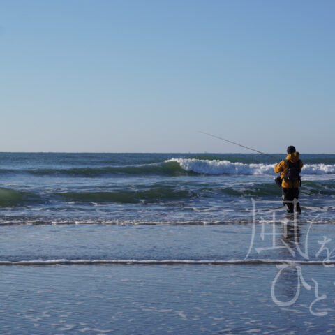 小松 アツヒト「夜明けの釣り人」